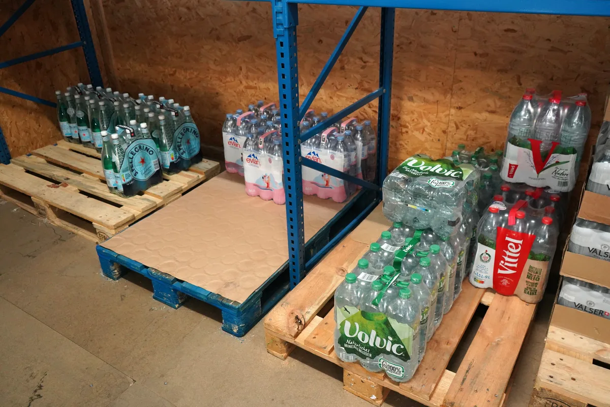 Die Menschen kauften viel Wasser bei Getränkehändlern.